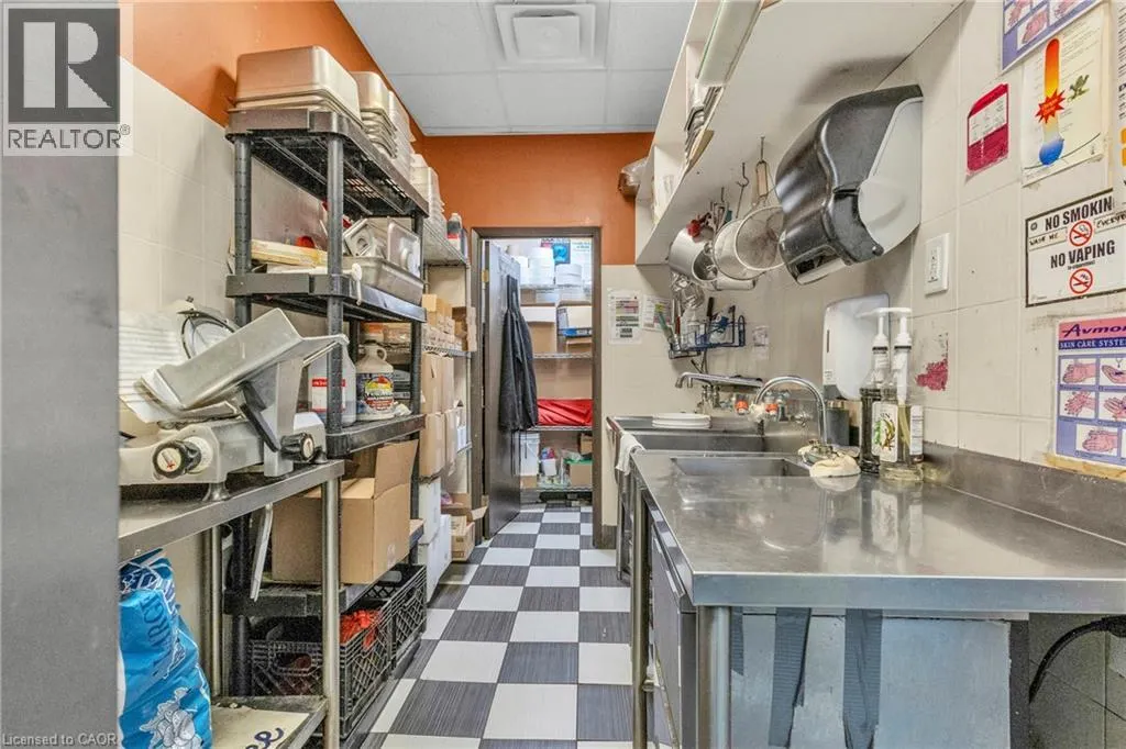 156 DUNDAS Street E