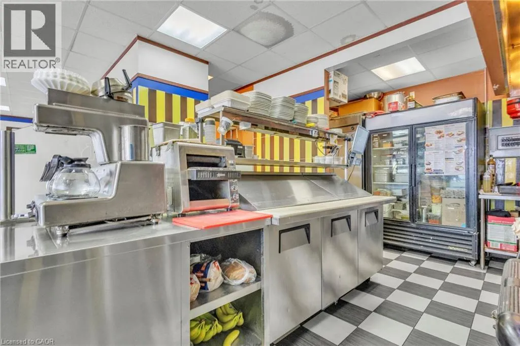 156 DUNDAS Street E