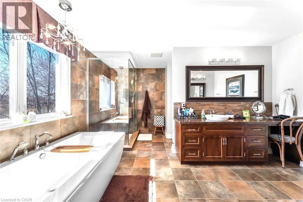 915 QUEENSTON Road