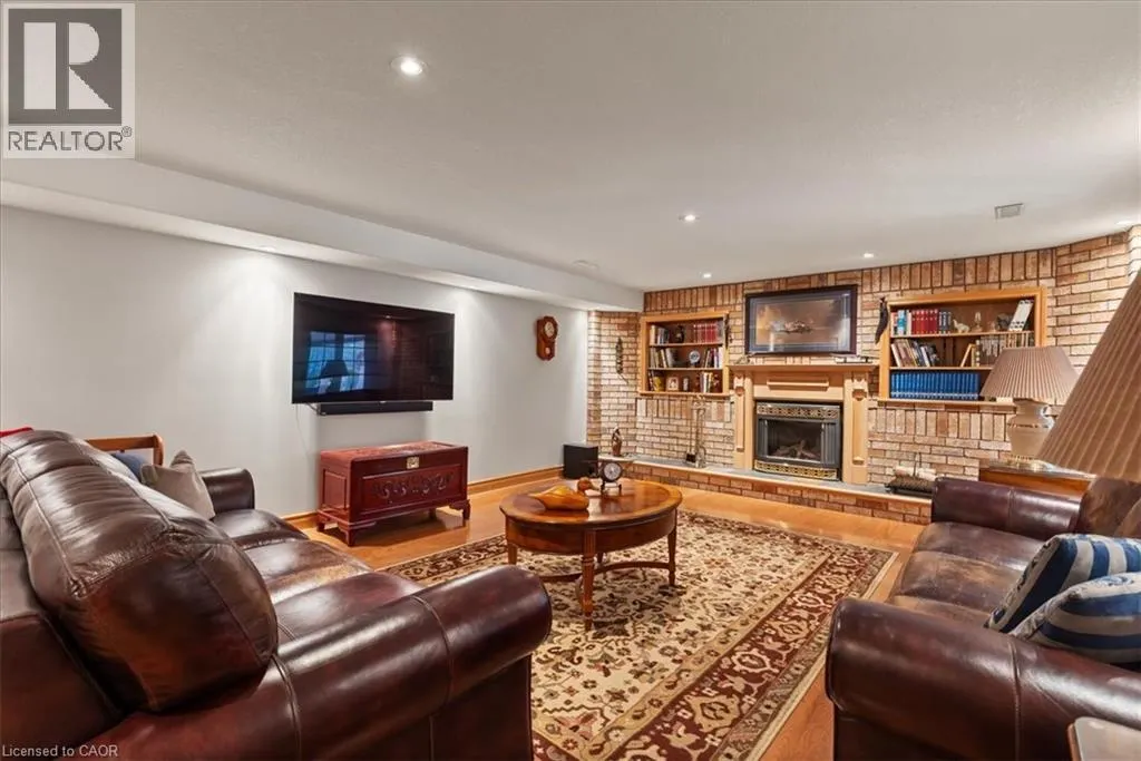 2 HICKORY Hollow