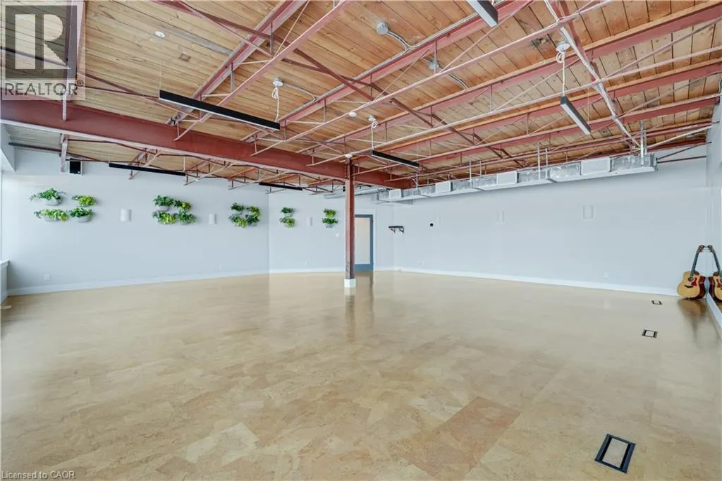 100 DUNDAS Street E