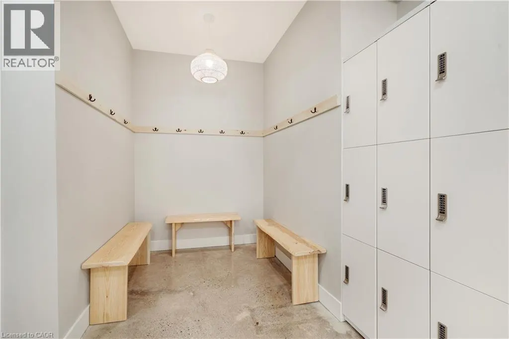 100 DUNDAS Street E