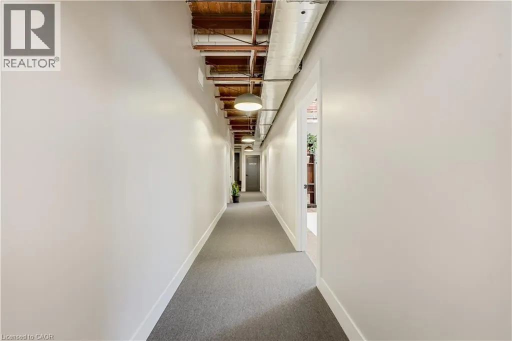 100 DUNDAS Street E