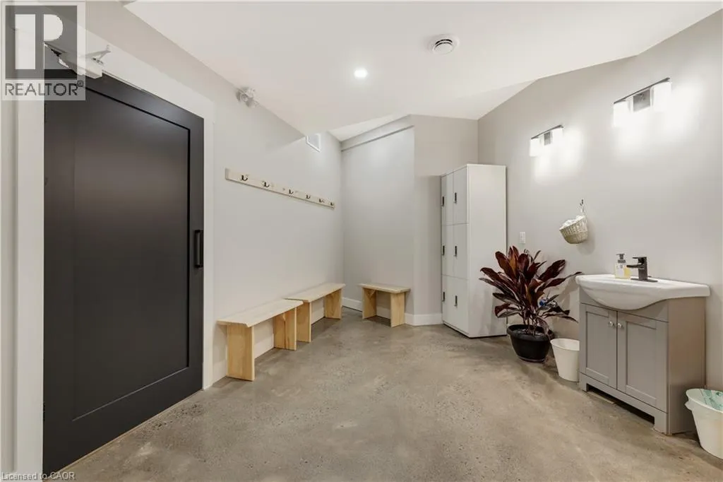 100 DUNDAS Street E