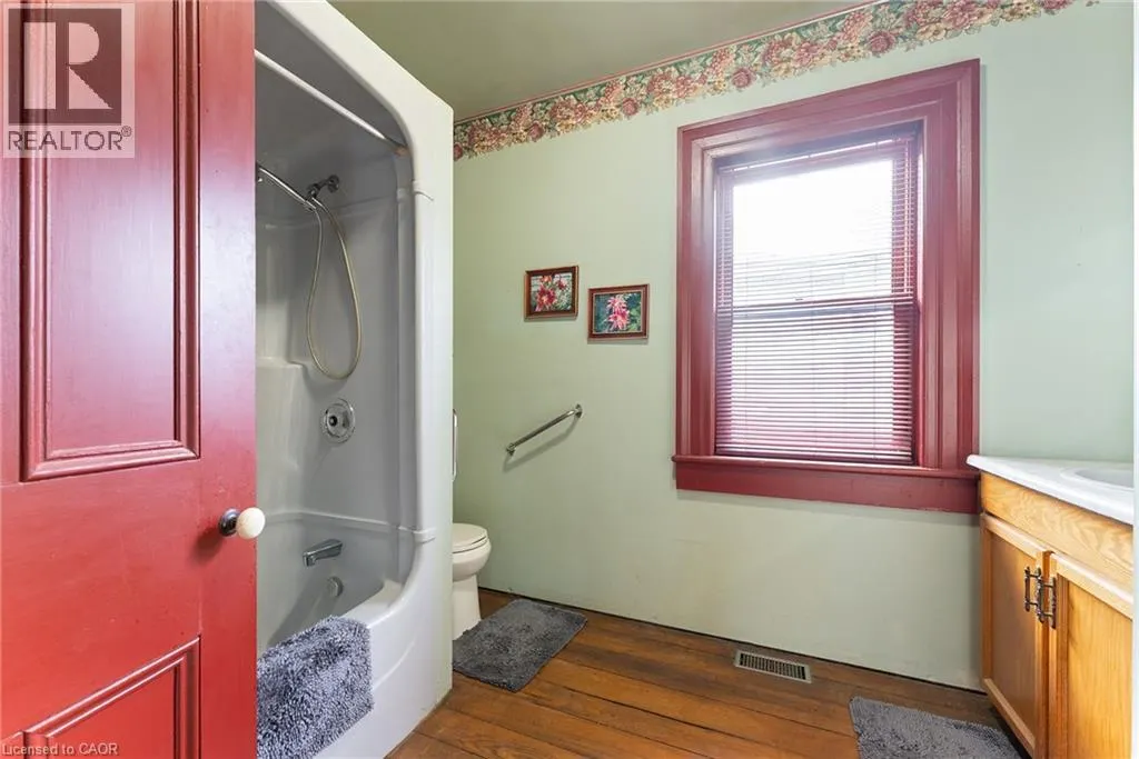627 NELSON Street W