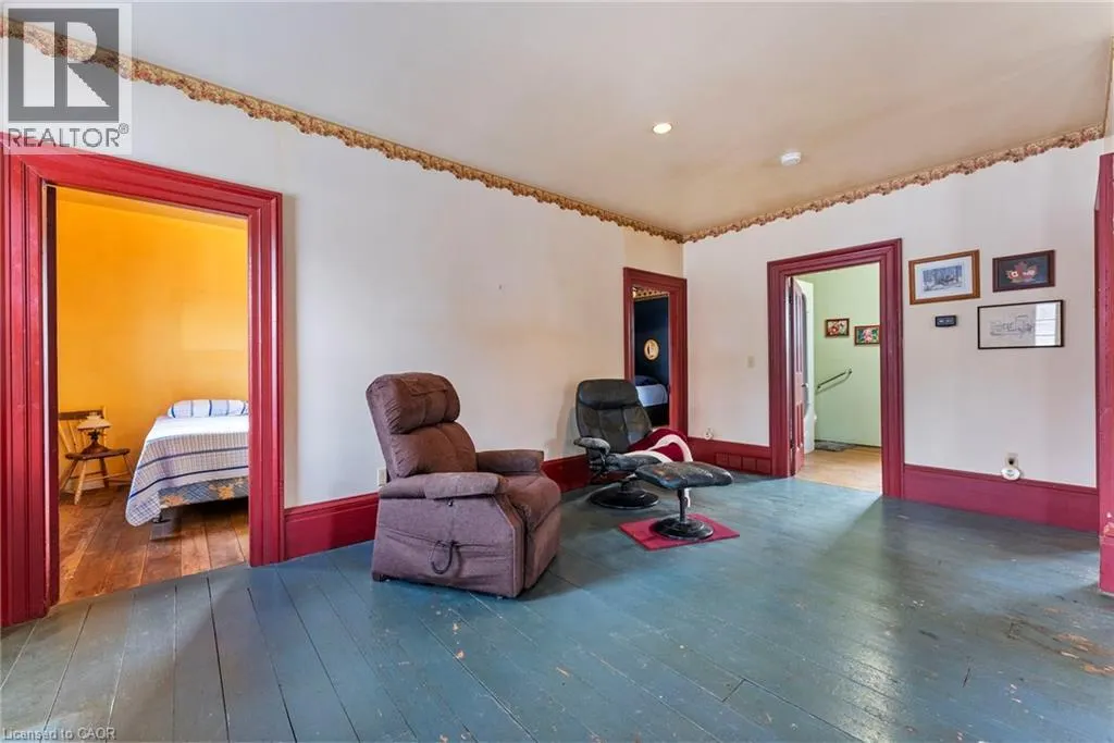627 NELSON Street W