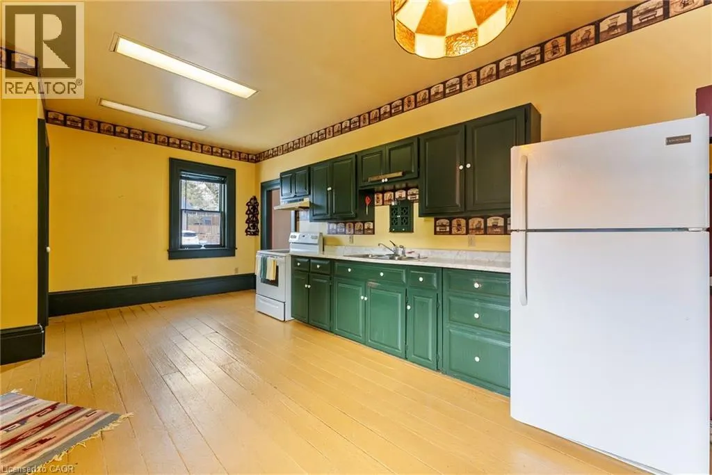 627 NELSON Street W