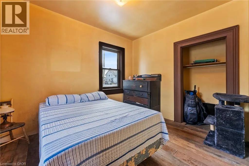 627 NELSON Street W