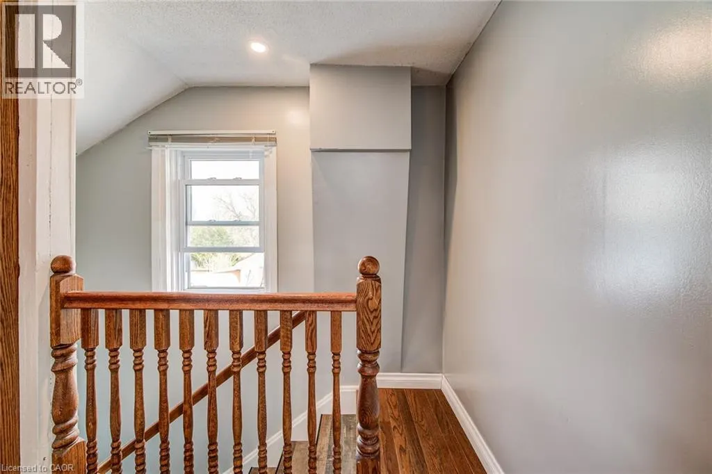 30 WELLINGTON Street S
