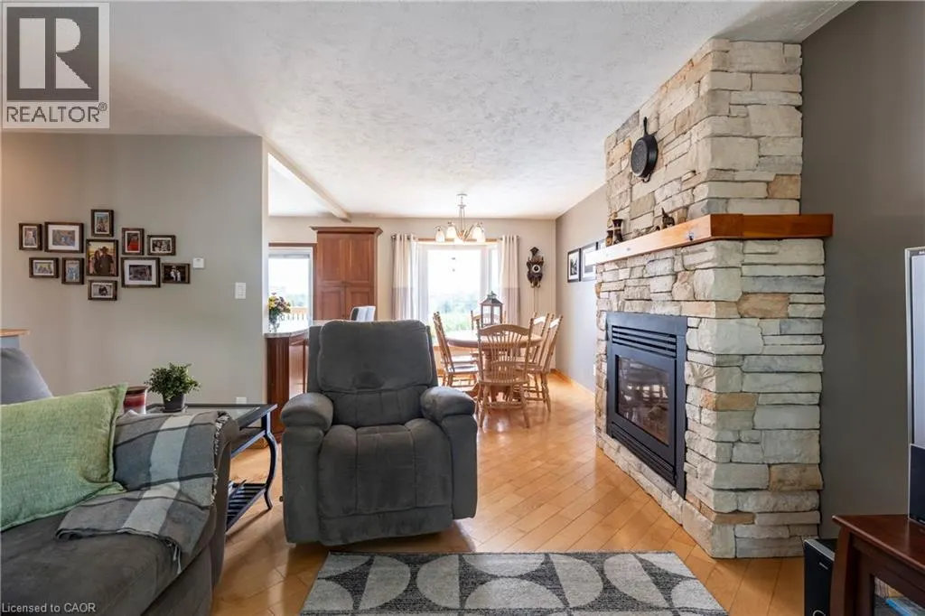 29 ARMSTRONG Crescent