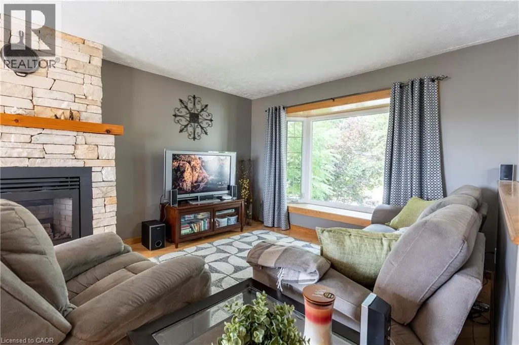 29 ARMSTRONG Crescent