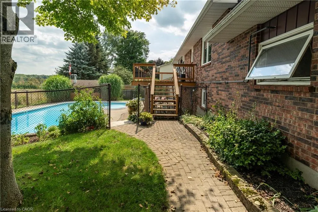 29 ARMSTRONG Crescent