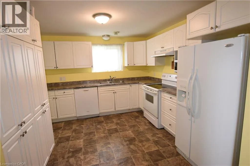 3 ELGIN Street S