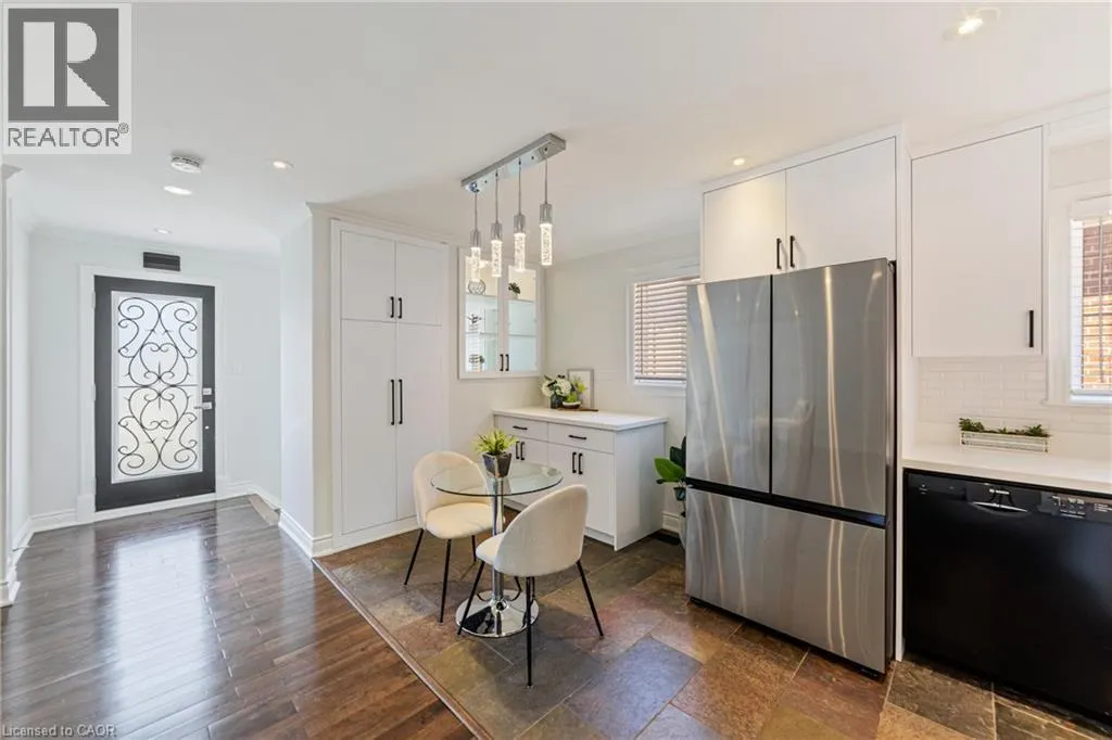 1363 HARMSWORTH Square