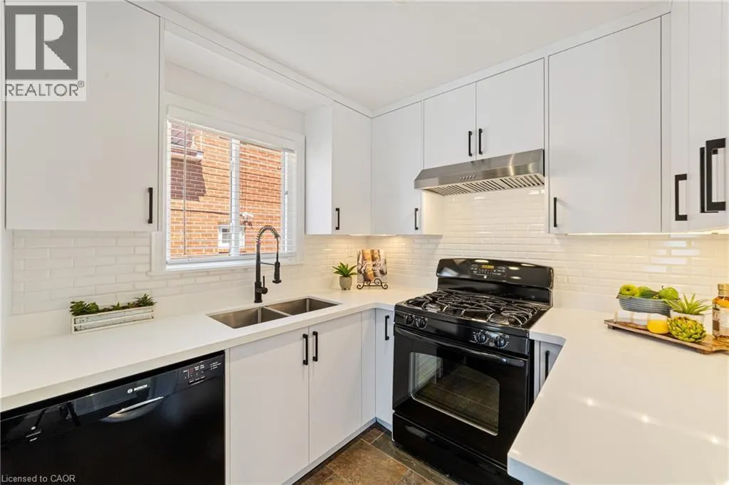 1363 HARMSWORTH Square