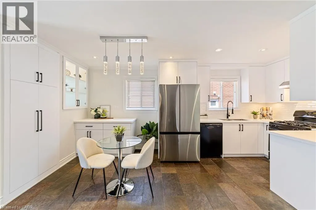 1363 HARMSWORTH Square