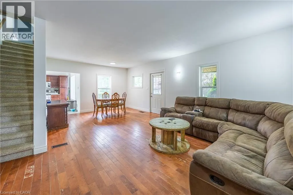 263 MAIN Street E