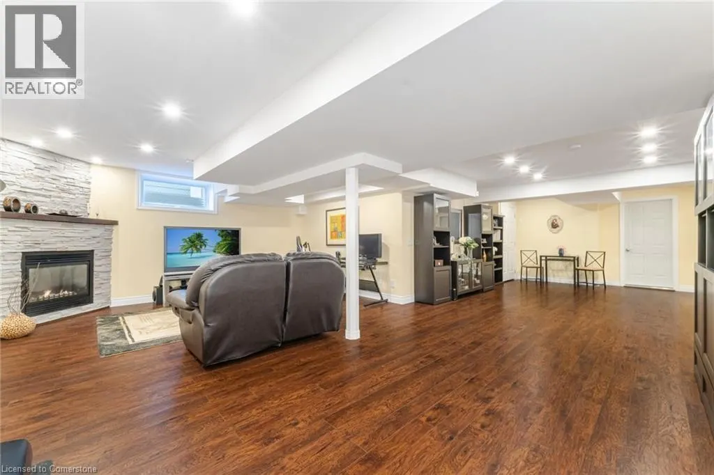 64 SEABREEZE Crescent