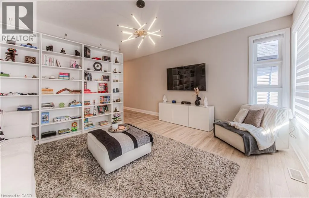 904 THOMAS PEDDER Court