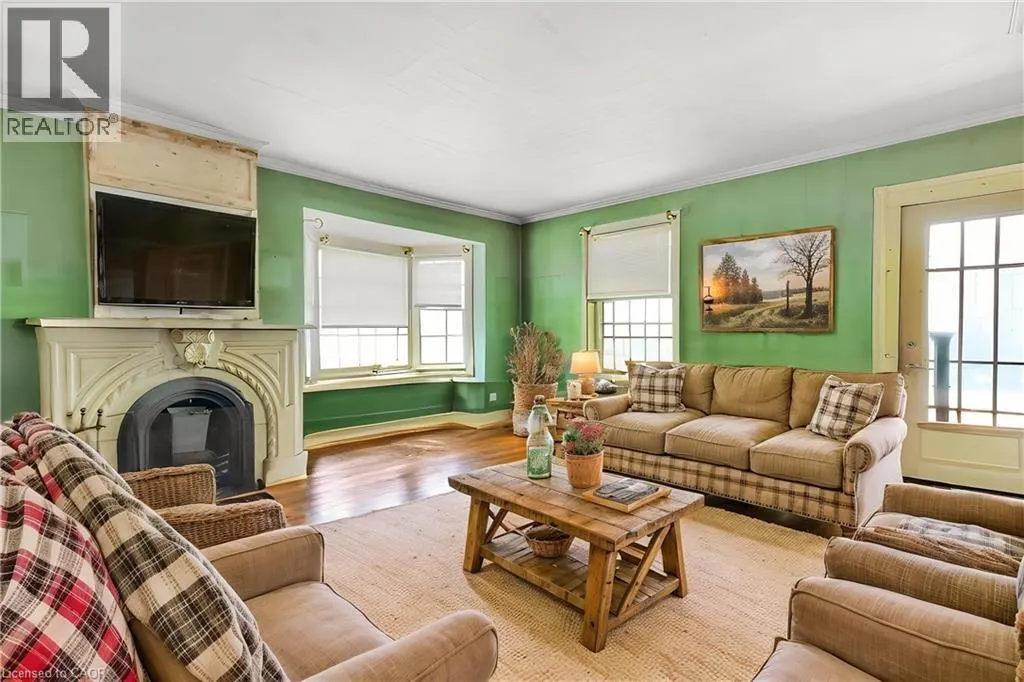 36 ELGIN E/S Street W