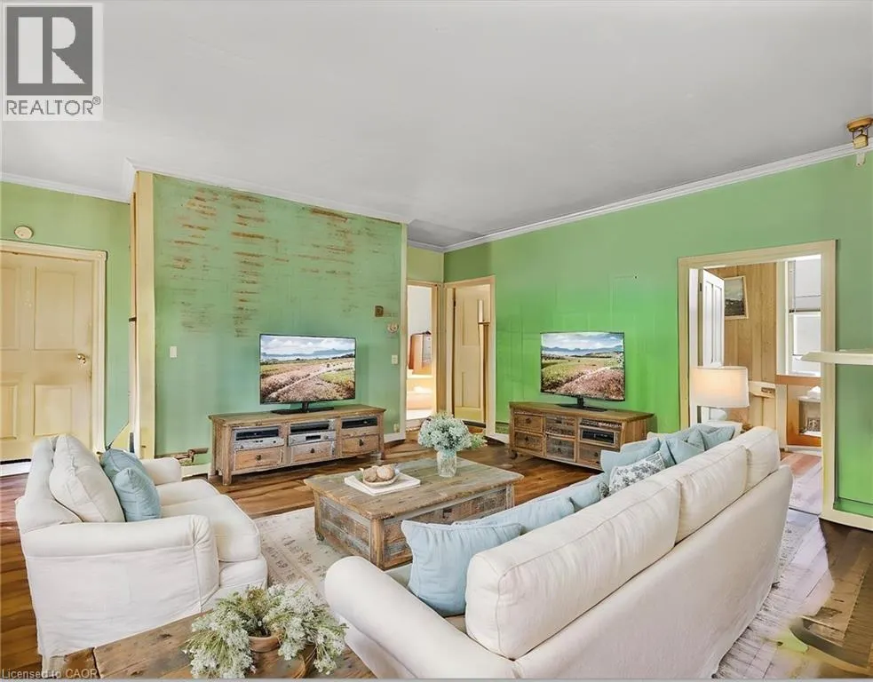 36 ELGIN E/S Street W