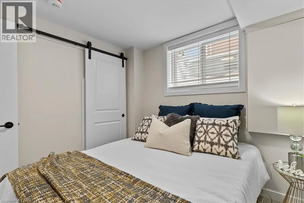 2 PIPERS GREEN Court