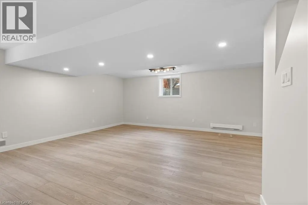 2 PIPERS GREEN Court