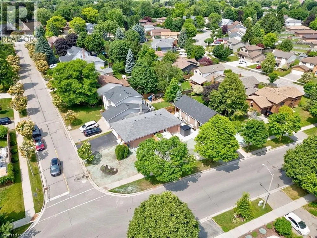 2 PIPERS GREEN Court