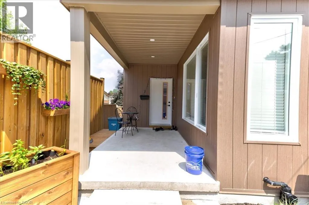 2 PIPERS GREEN Court