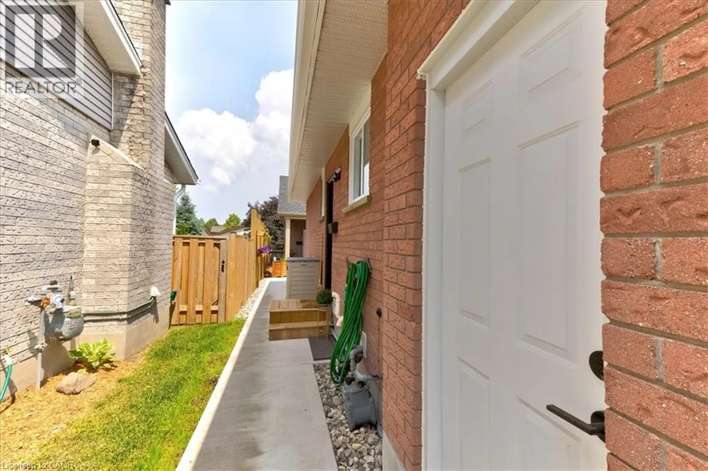 2 PIPERS GREEN Court