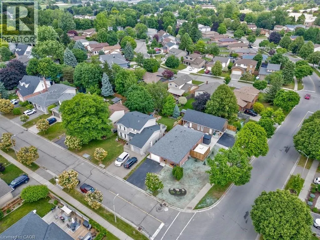 2 PIPERS GREEN Court