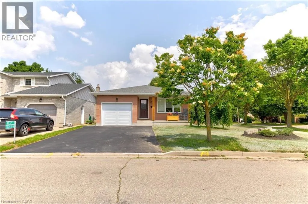 2 PIPERS GREEN Court