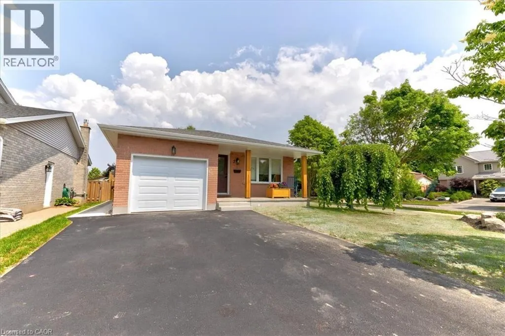 2 PIPERS GREEN Court