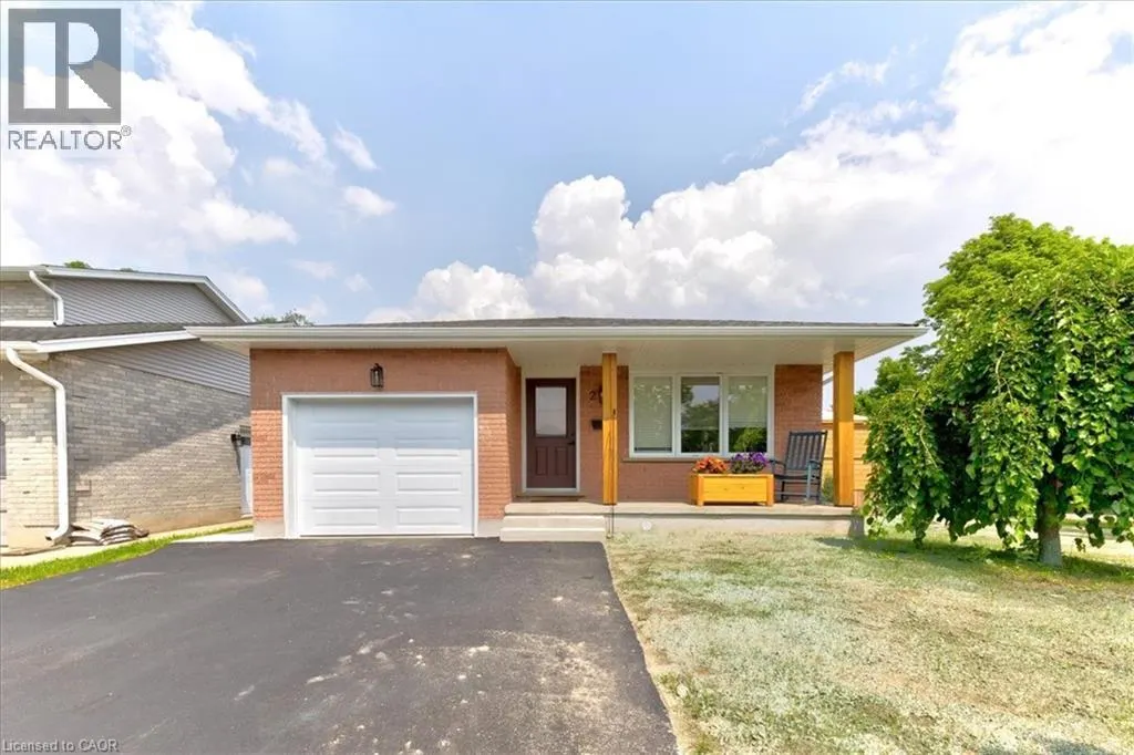 2 PIPERS GREEN Court