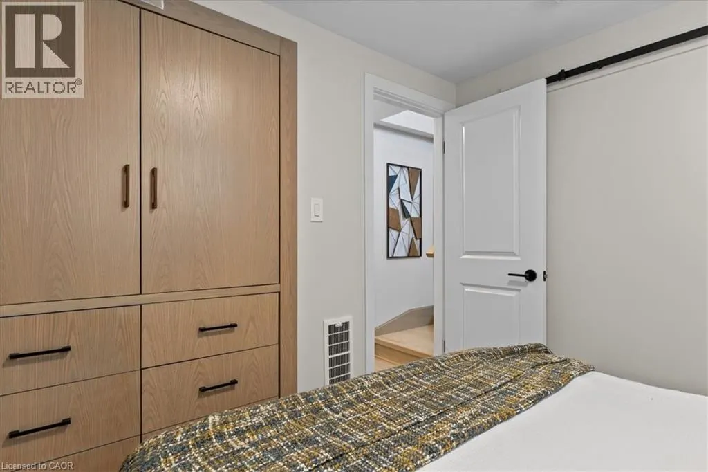 2 PIPERS GREEN Court