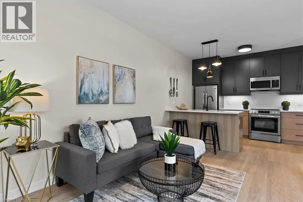 2 PIPERS GREEN Court