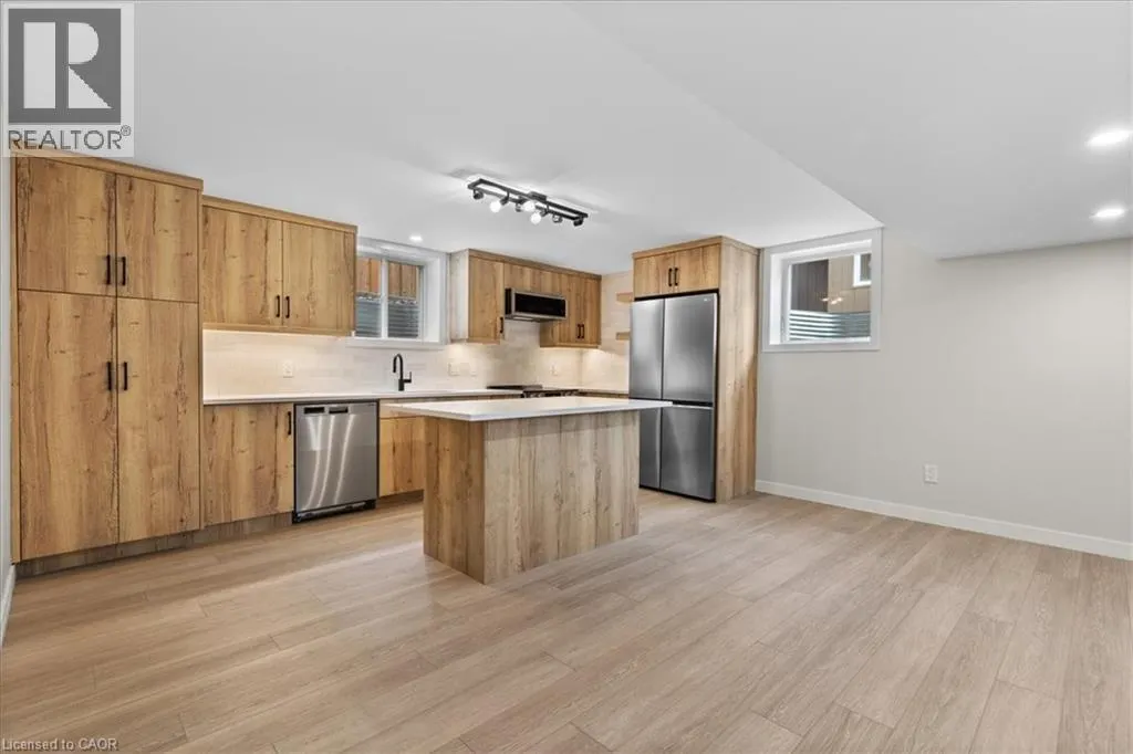 2 PIPERS GREEN Court