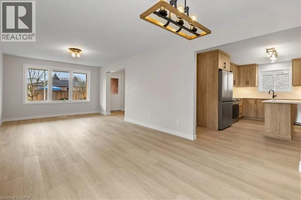 2 PIPERS GREEN Court