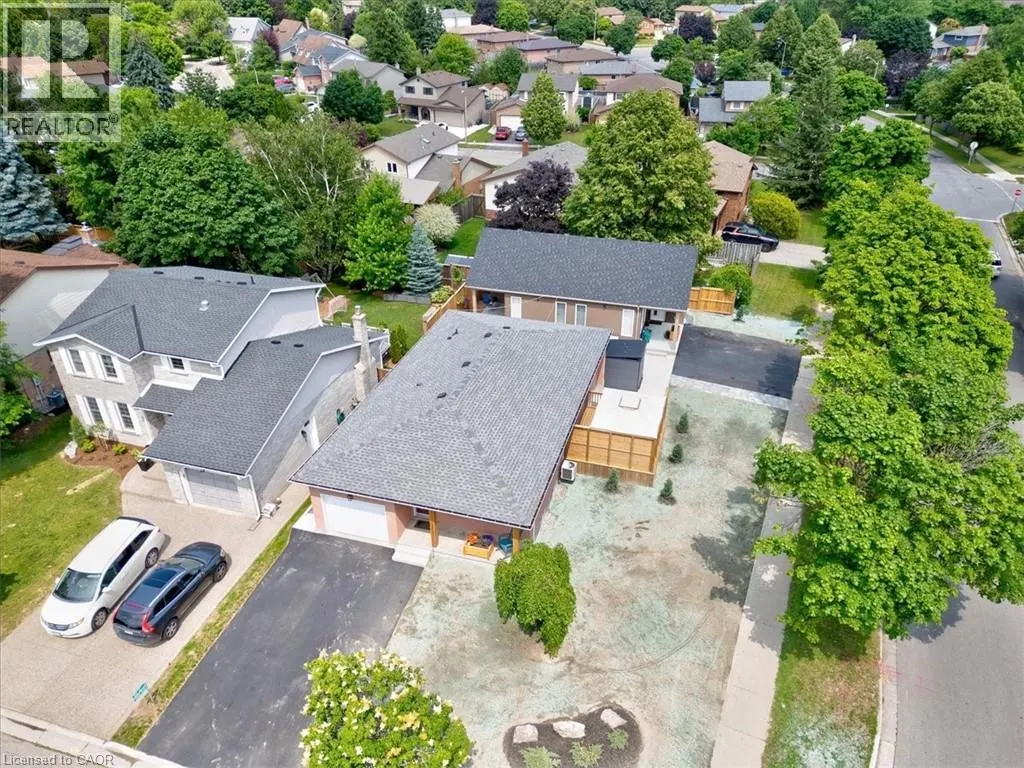 2 PIPERS GREEN Court