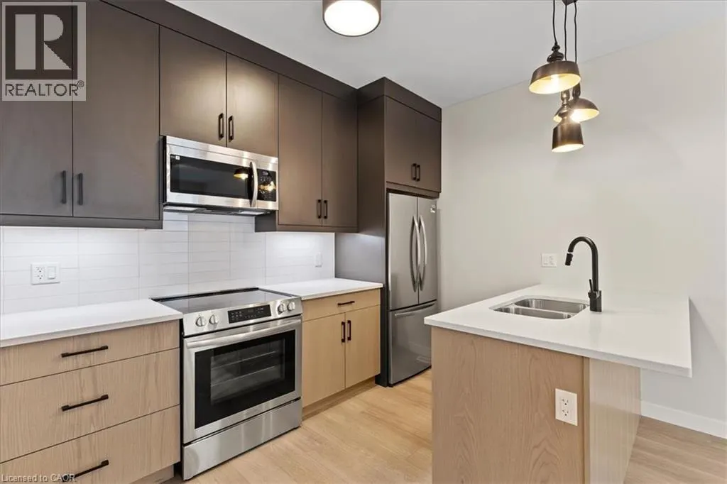 2 PIPERS GREEN Court