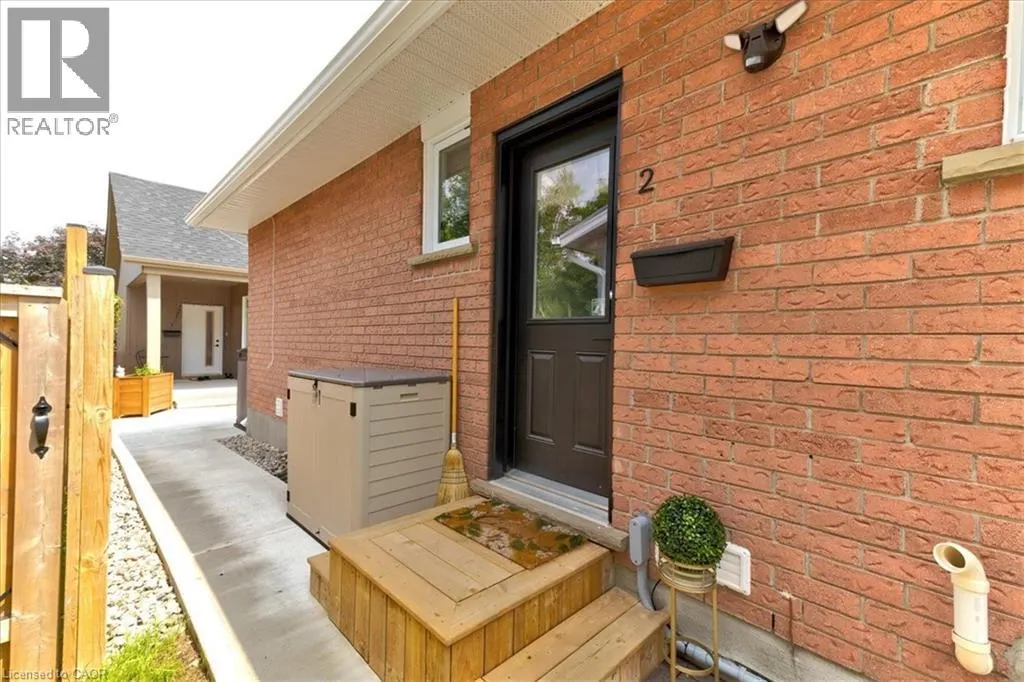 2 PIPERS GREEN Court