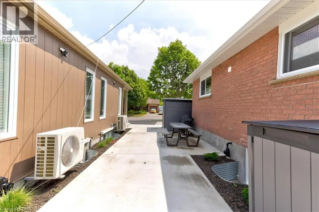2 PIPERS GREEN Court