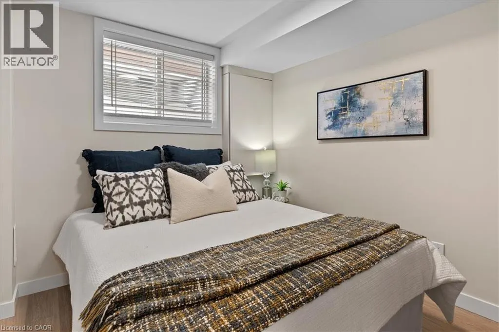 2 PIPERS GREEN Court
