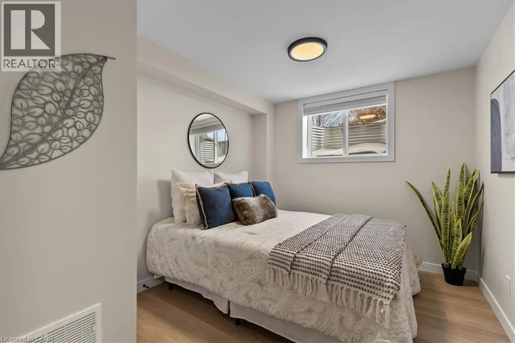 2 PIPERS GREEN Court