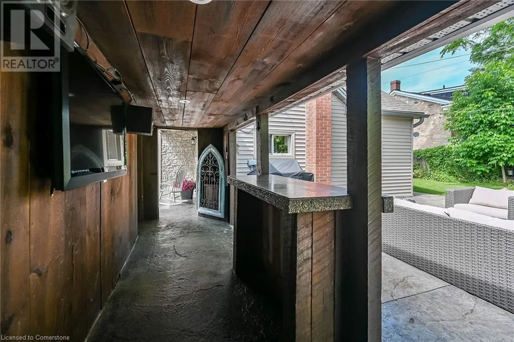 287 KING Street W