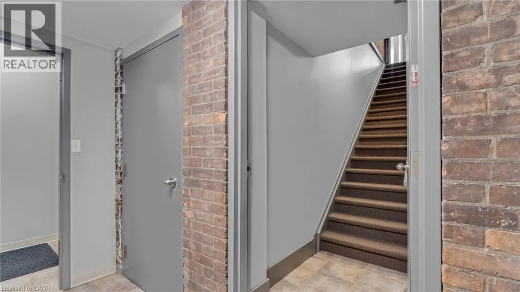 66 KING Street W