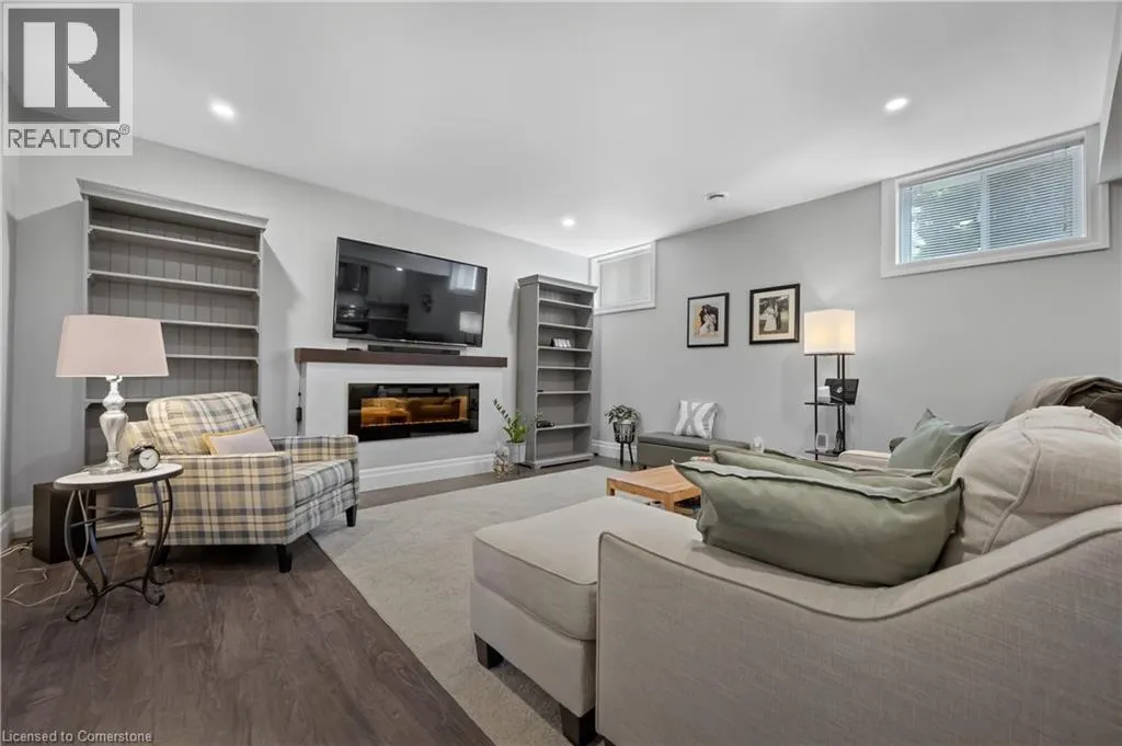 546 MANOR RIDGE Crescent