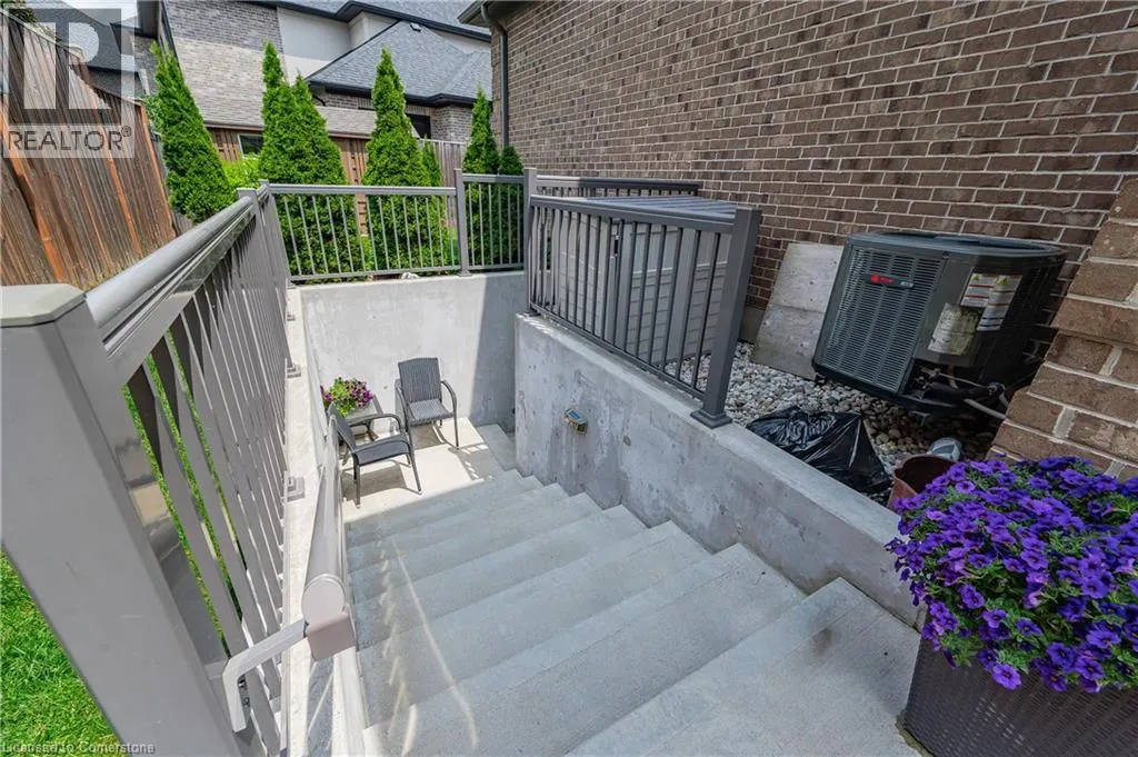 546 MANOR RIDGE Crescent