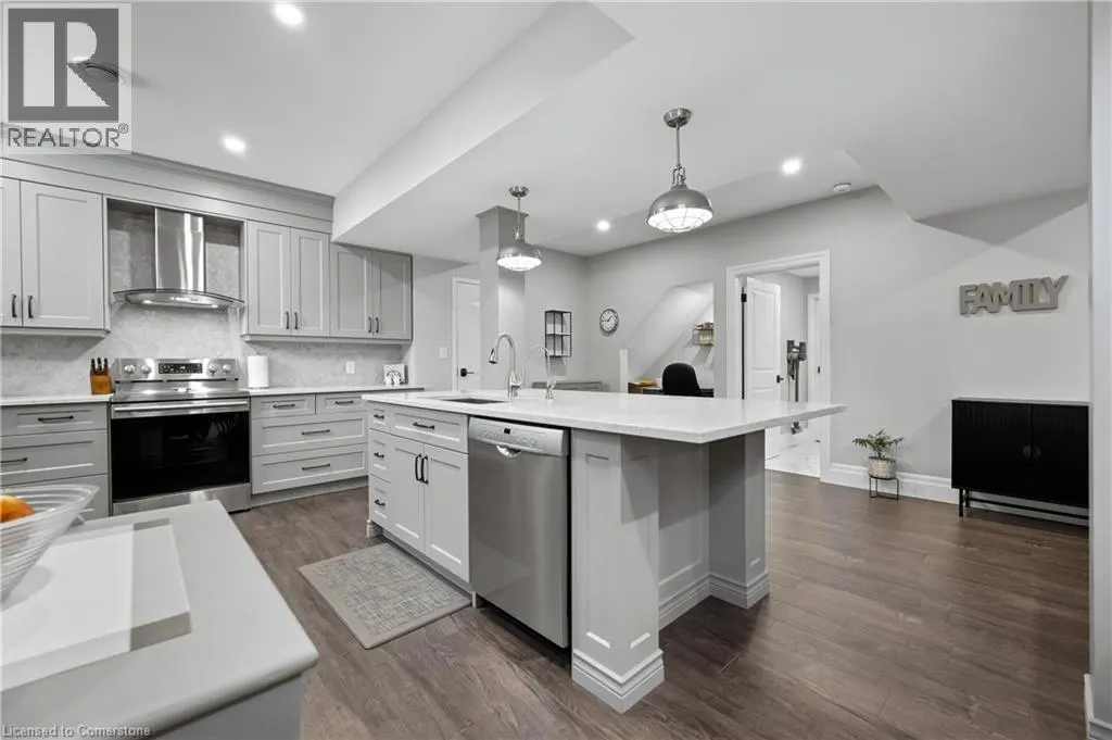 546 MANOR RIDGE Crescent