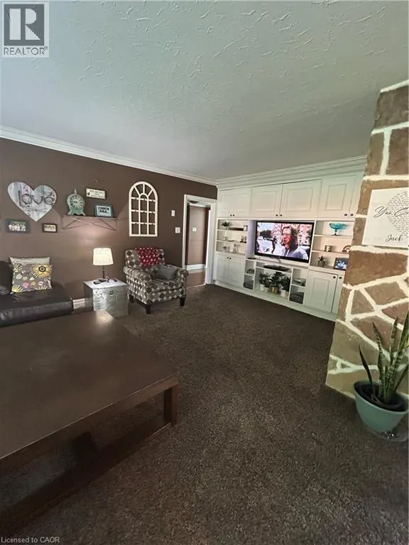 34 QUEENSWAY Drive